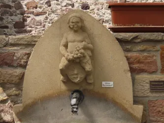 Liebesbrunnen, Skulptur am Brunnen (© Urlaubsregion Freinsheim)