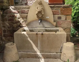 Liebesbrunnen vor Sandsteinwand (© Urlaubsregion Freinsheim)
