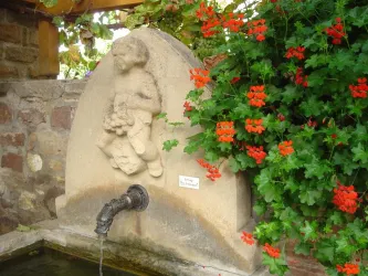 Liebesbrunnen, Skulptur an Brunnen mit Tränke (© Archiv Urlaubsregion Freinsheim)