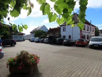 Parkplatz Dorfplatz Dackenheim 1 (© Urlaubsregion Freinsheim)