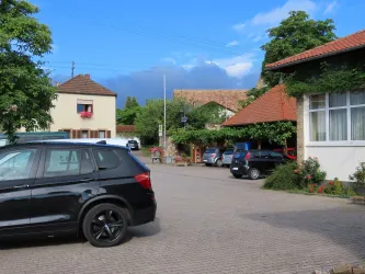 Parkplatz Dorfplatz Dackenheim Bild 3 (© Urlaubsregion Freinsheim)