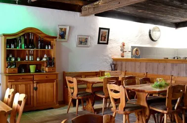 Innenbereich - Sitzbereiche und Tresen (© Sippel)