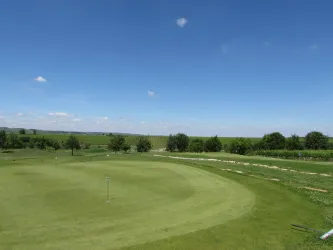 Golfplatz Bild 2, Rasenfläsche und blauer Himmel (© Urlaubsregion Freinsheim)