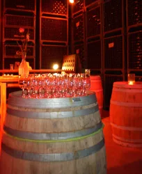 Weingläser auf einem Weinfass mit romantischer Beleuchtung