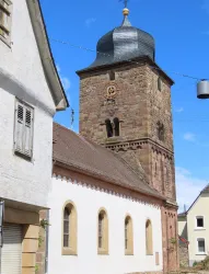 Katholische Kirche, Kirchturm mit Kirchenschiff (© Urlaubsregion Freinsheim)