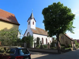 Prot. Kirche mit Baum davor (© Urlaubsregion Freinsheim)