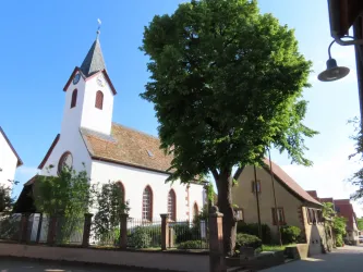 Prot. Kirche Frontansicht mit Baum (© Urlaubsregion Freinsheim)