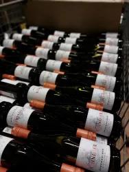 Rieslingweinflaschen im Weinkeller