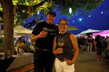 Maren und Stephan Schindler am Hoffest im Weingut