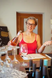 Maren Schindler beim Einschenken für eine Weinprobe