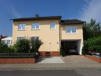 Unser Wohnhaus mit Gästeparkplatz