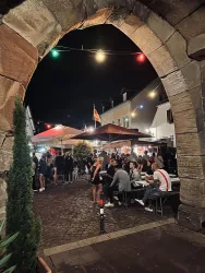 <p>Blick durch das innere Eisentor auf den hist. Marktplatz bei Nacht.</p>