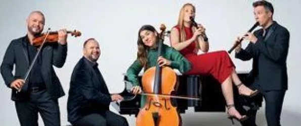 Fünf Musiker der Band SPARK mit Ihren Instrumenten