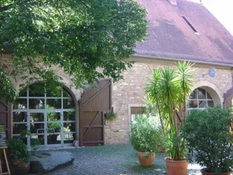 Bürgersaal Von-Busch-Hof mit Eingangstür und begrüntem  Innenhof