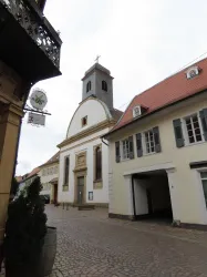 Kath. Kirche St. Peter & Paul von der Straßenseite aus 