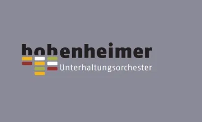 Das Bild zeigt das Logo des Hohenheimer Unterhaltungsorchesters. Es hat einen grauen Hintergrund mit einem modernen Schriftzug und bunten grafischen Elementen.
