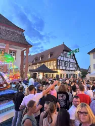Gäste auf dem hist. Marktplatz mit Karussel