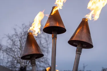 <p>Brennende Fackeln zur Rotweinwanderung</p>