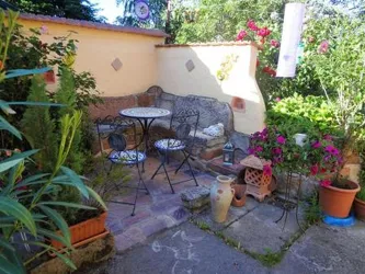 Apt. Yvonne - Sitzecke vor dem Haus (© Familie Kerl)
