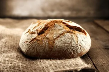 Ein Laib dunkles Brot