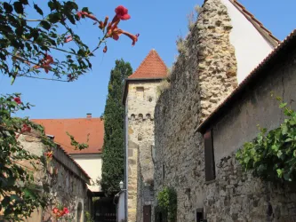 Hahnenturm mit beidseitiger Stadtmauer (© Urlaubsregion Freinsheim)