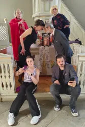 Sechs Schauspieler vor der Kulisse eines Kirchenaltars
