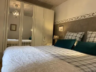 Schlafzimmer mit Boxspringbett (© Familie Schwab)