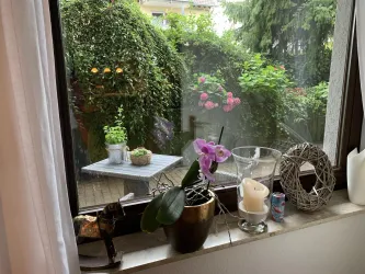 Wohnzimmerfenster mit Blick auf Außenbereich (© Familie Schwab)