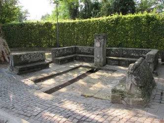 Guter Brunnen mit Bänken u. Wasserbecken (© Urlaubsregion Freinsheim)