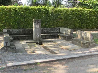 Guter Brunnen Wasserbecken mit Wassersäule (© Urlaubsregion Freinsheim)