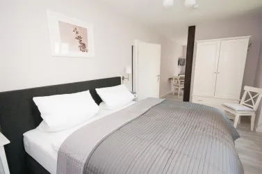 Schwarzriesling - Schlafzimmer zum Wohnbereich (© Familie Diehl)