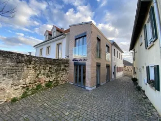 Heimatlichter, Haus Außenansicht mit Stadtmauer (© Hr. André  Straub)