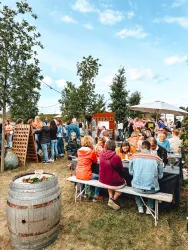 Gäste am Stand von Weingut Reibold.