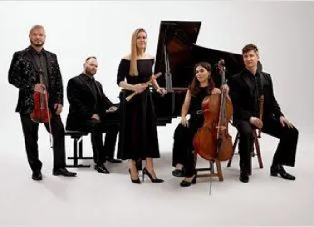Fünf Musiker der Band SPARK mit ihren Instrumenten