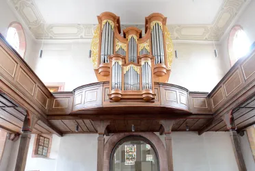 <p>Orgel in der prot. Kirche Freinsheim mit Empore und Eingangsportal.</p>