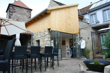 Eingangsbereich der 0815 Wein-Lounge mit Bestuhlung und der hist. Stadtmauer im Hintergrund.
