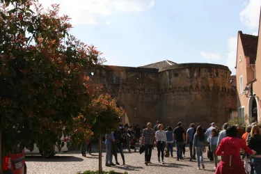 Eisentor mit Gästen (© Elke Metzger)
