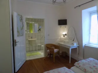 2. Schlafzimmer mit Bad en Suite (© Barbara Reibold-Niederauer)