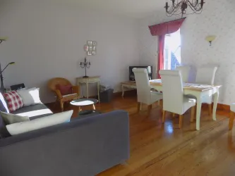 Wohnzimmer mit Blick auf Stadtmauergärten (© B. Niederauer)
