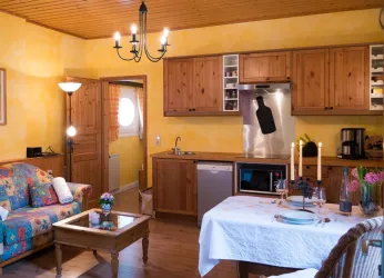 Wohnbereich_mit_Blick_in_Schlafzimmer (© B. Reibold-Niederauer)