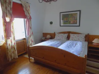 Doppelschlafzimmer mit Sitzecke und TV (© B. Niederauer)