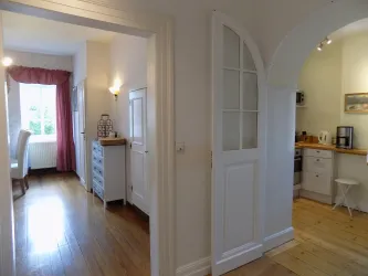 Flur mit Blick in Küche und Wohnzimmer (© B. Niederauer)