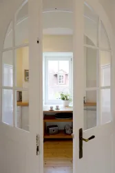 Blick auf die helle Landhaus-Küche (© B. Reibold-Niederauer)