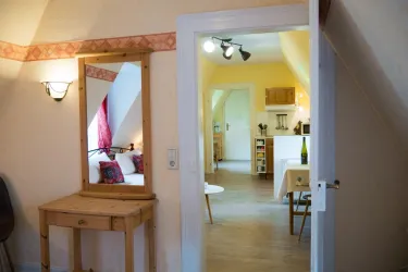 Blick von Schlafzimmer in Wohnraum (© B. Reibold-Niederauer)