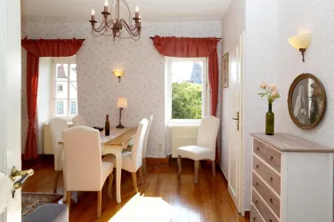 Wohnzimmer mit Blick auf die Stadtmauergärten (© B.Reibold-Niederauer)