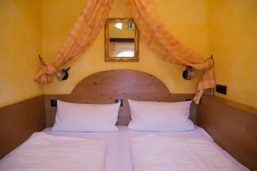 Romantik pur- eingebautes Winzerbett (© B. Reibold-Niederauer)