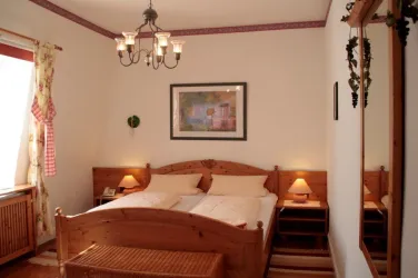 Landhauswohnung - eines der Schlafzimmer (© B. Reibold-Niederauer)