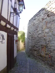 Freinsheim 2, Stadrmauer, schmaler Durchgang (© Urlaubsregion Freinsheim - E. Metzger)