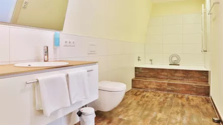 Badezimmer mit Dusche+Wanne (© Altstadthof)