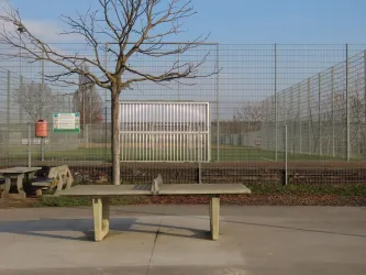 Tischtennisplatte mit Fußballfeld im Hintergrund (© EM/Urlaubsregion Freinsheim)